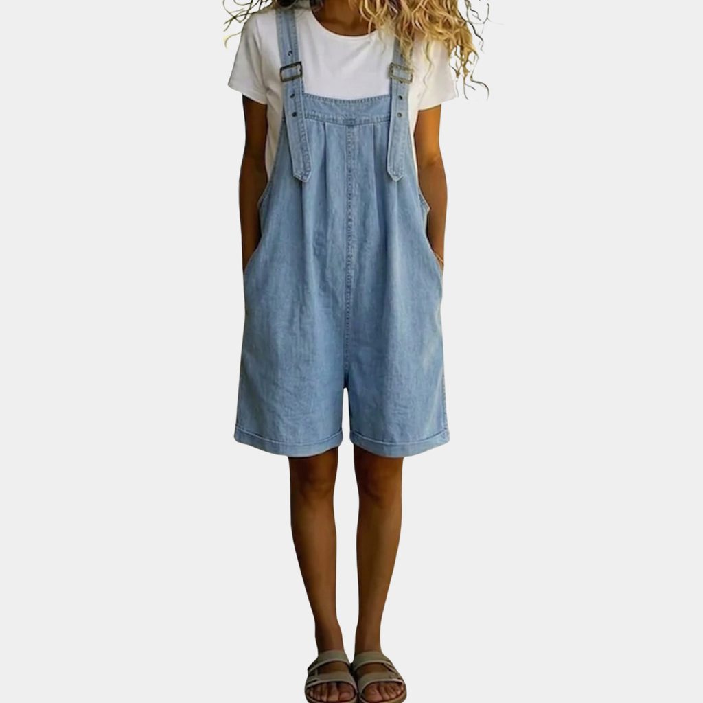 Clara | Korte denim salopette in lichtblauw met een vintage gewassen afwerking